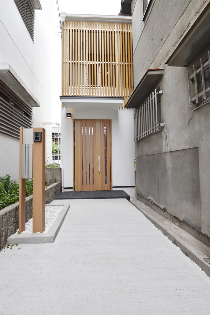 築60年以上、キッチン・お風呂無しのお家をフルリノベーションしました。無垢材のフローリングを使用し、化粧柱で木の雰囲気あるお家に変わりました。部屋の壁紙は白で解放感を出し、外壁も白でキレイに塗装しました。ベランダに木材で格子ｗ作成し外から見たときにインパクトあるお家に。