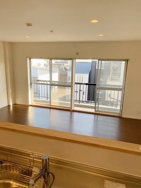 間仕切りを無くして一つのお部屋に。畳も撤去しフローリングに変えて洋風にしました。壁は古い土壁はクロスに変えました。照明はダウンライトとお客様の好みの照明が付けられるようにシーリングも設置。