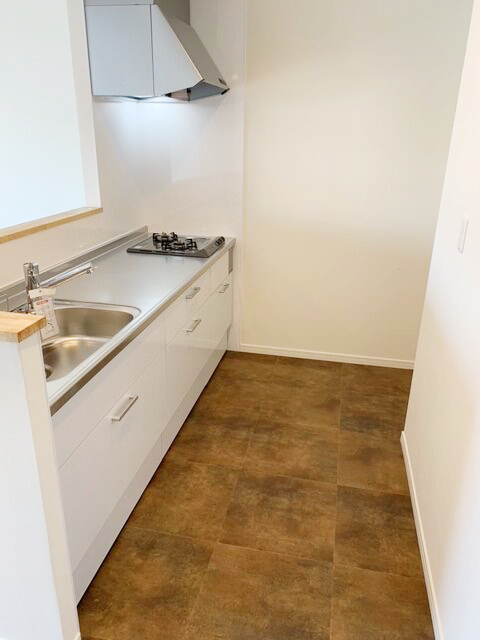 古いキッチンからシステムキッチンに。位置も変えて使い勝手抜群。床はフロアタイル仕様。