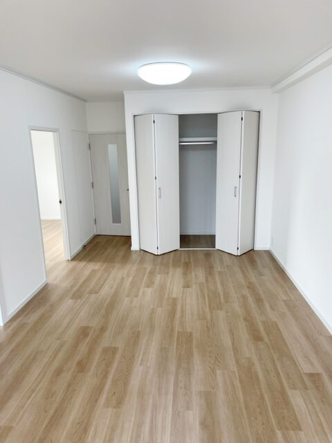 間仕切りを撤去して吊戸棚は撤去して天井を通して一部屋に。押し入れからクローゼットに変えて残った木部は白色に塗装しました。