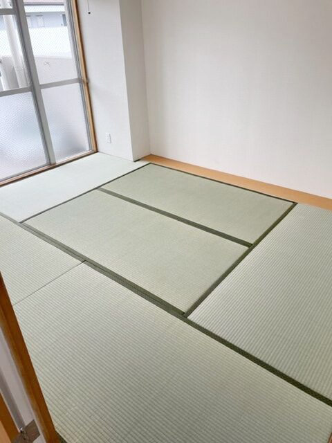 和室は残し、壁クロス貼り替え、畳貼り替えました。窓ガラスも何枚か破損していたので交換。